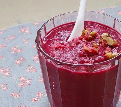 1. Этап. Смузи Две свеклы с сельдереем: Смузи получается нежный, шелковый, с деликатным свекольным вкусом и едва уловимым шлейфом сельдерея. Это прекрасное овощное блюдо!