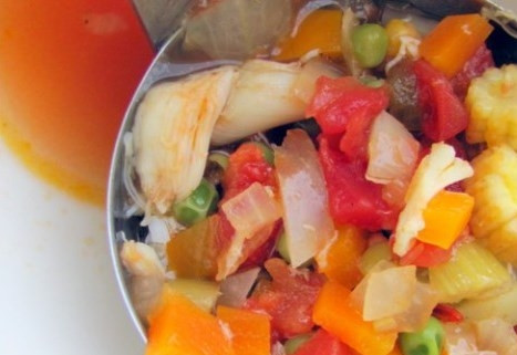 1. Этап. Крабовый суп: Если вы используете консервированное мясо краба, то вылейте содержимое баночки прямо в кастрюлю. Доведите суп до кипения, посолите, поперчите и добавьте специи. В самом конце бросьте рубленую зелень петрушки. Снимите суп с плиты, дайте ему настояться полчаса.