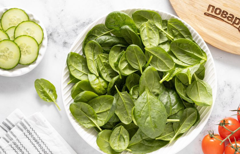 1. Этап. Салат со шпинатом, помидорами и огурцами: Выложите шпинат в глубокую тарелку.