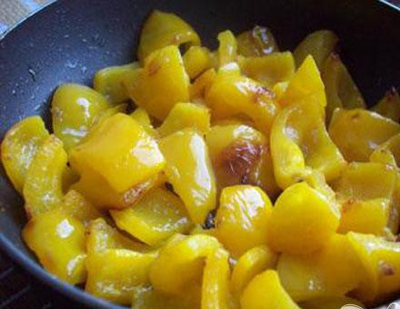 1. Этап. Баклажаны с болгарским перцем и шампиньонами: 4. Большими дольками нарезаем перец. Сковороду смажем маслом, добавим тертого имбиря, и там обжарим перец. Огонь средний, и не передерживаем.