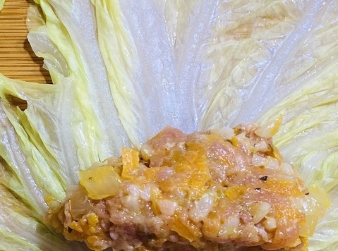 1. Этап. Голубцы с пекинской капустой: Остывшие листья разложить на кухонной доске, положить фарш