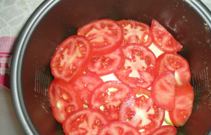 1. Этап. Пангасиус с картошкой в мультиварке: На кабачки кладем помидор, также порезанный кружочками.