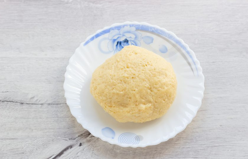 1. Этап. Сырные клецки с клубничным соусом: Добавьте муку и замесите тесто. Оно довольно липкое, но забивать его мукой не стоит, если хотите чтобы клецки были мягкими.