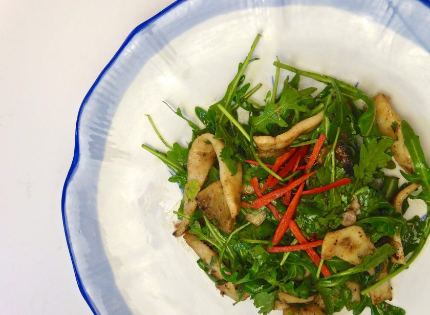 1. Этап. Салат с кальмарами и ананасом: 4. Кальмары посолите и поперчите, выложите на разогретую с арахисовым маслом сковороду, добавьте ананас и обжаривайте 2 минуты. Смешайте зелень с ананасом и кальмаром, а также тонкими полосками красного перца и заправьте соусом, перемешайте.