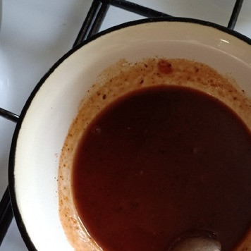 1. Этап. Куриные спиральки: Проварить соус до загустения, убрать с плиты и остудить до комнатной температуры.