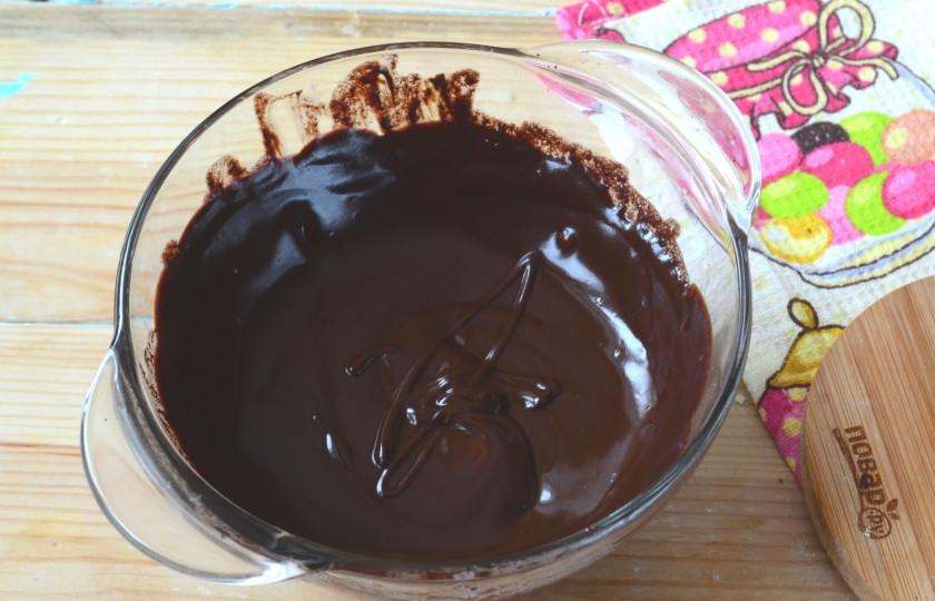 1. Этап. Ганаш: Ганаш можно использовать сразу, а можно поставить в холодильник и использовать для покрытия десертов через некоторое время. По необходимости растопите его снова на водяной бане.