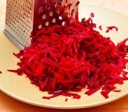 1. Stage. Ukrainian borsch: Grate beets. When the broth with meat boils add beets there. Simmer.