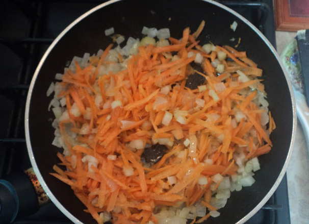 1. Этап. Макароны под соусом болоньезе: 1. Лук и морковь обжарим на растительном масле.