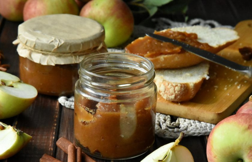 1. Этап. Яблочное масло со специями: Для длительного хранения яблочного масла подготовьте банки с крышками, простерилизовав их удобным для вас способом. Разложите яблочное масло в подготовленные банки и закройте.