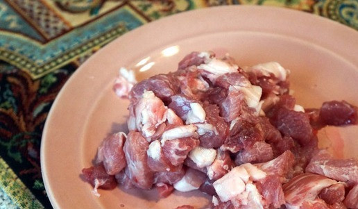 1. Этап. Свинина, тушеная со свеклой: Свинину нарезать, как режем мясо на бефстроганов: длинными тонкими полосками.