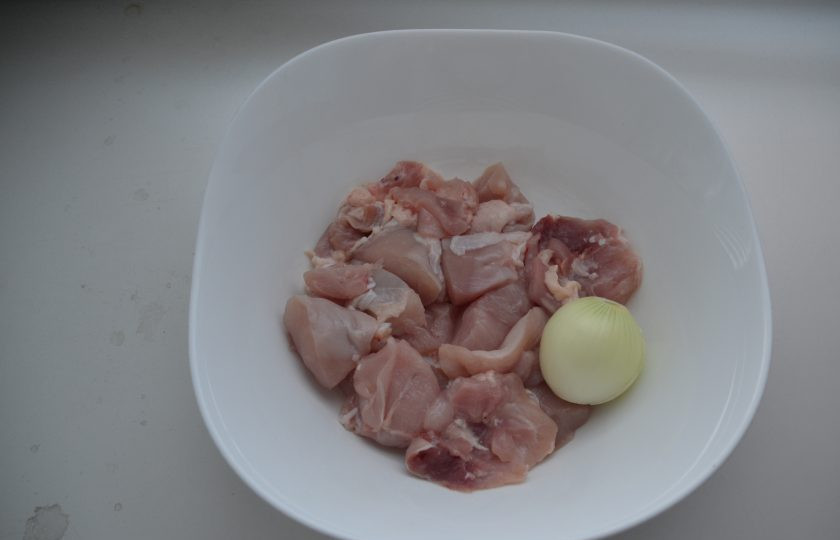 1. Этап. Куриный суп с сырными шариками: Из куриной мякоти накрутите фарш с добавлением одной луковицы.