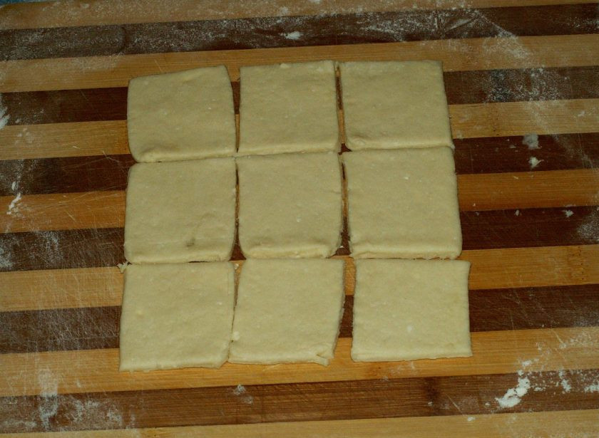 1. Этап. Творожные конвертики с сахаром: 9. Затем формируем большой квадрат и нарезаем еще на квадраты (сразу вдоль, а затем — поперек) размером примерно 10*10 см.