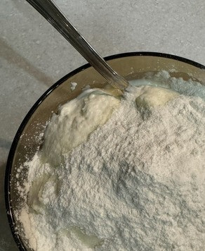 1. Этап. Творожные ватрушки на творожном тесте: Готовим начинку: к мягкому творожку добавить 20 г крахмала и сахар по вкусу