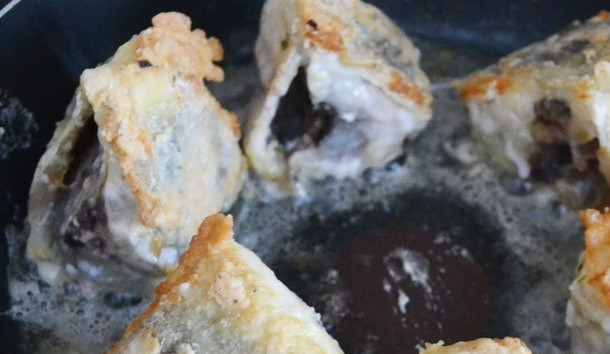 1. Этап. Навага, жаренная на сковороде: В сковороду налейте растительное масло. Поставьте ее на средний огонь и хорошенько разогрейте. Обжаривайте куски рыбы в масле со всех сторон около пятнадцати минут.