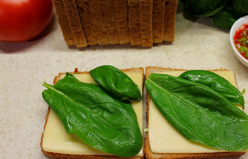 1. Этап. Панини на гриле: Далее, базилик и шпинат.