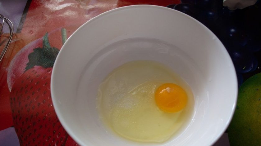 1. Этап. Рецепт маленьких блинов: Яйца взбейте с сахаром и солью.