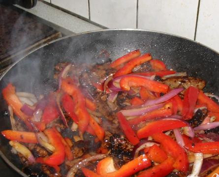 1. Этап. Мясная зажарка: 3. Добавить оставшуюся столовую ложку оливкового масла в сковородку, скрутить огонь до среднего. Добавить нарезанный перец и лук, и обжаривать в течении 4 минут.