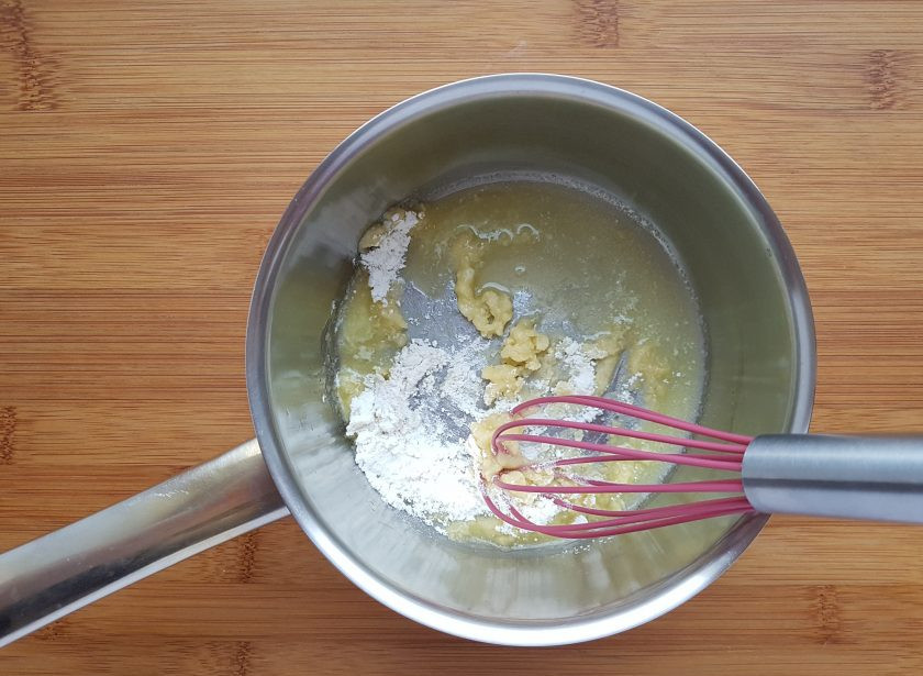 1. Этап. Запеканка по-неаполитански: Теперь приготовьте соус бешамель. Для этого в сотейнике распустите сливочное масло и слегка обжарьте в нем муку.