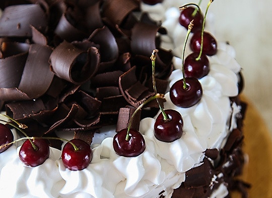 1. Этап. Шоколадно-вишневый торт: 13. А дальше можно украсить торт по желанию шоколадом и ягодками. Оставьте торт, чтобы он пропитался, на 3-5 часов.