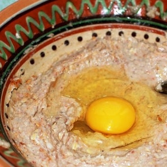 1. Этап. Куриный пирог с гавайской смесью: Сперва геркулес заливаем молоком и оставляем на 10 минут. Затем смешиваем куриный фарш, яйцо, соль, перец, геркулес с молоком, измельченный чеснок.
