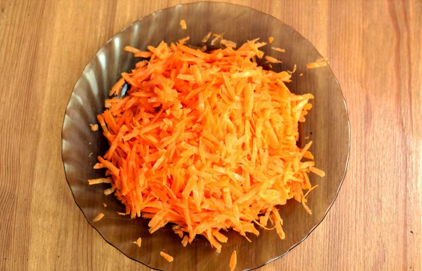 1. Этап. Салат с сердцем, морковью и луком: Морковь очистите и натрите на крупной терке.