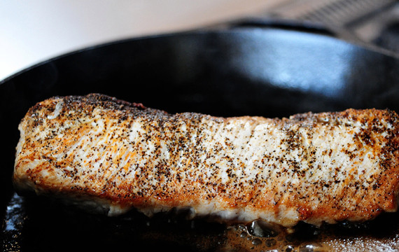 1. Этап. Cвинина в брусничном соусе: 2. На сковороду (желательно ту, которую можно отправить в духовку) налейте немного оливкового масла, обжарьте мясо на среднем огне со всех сторон. После отправьте в разогретую духовку и доведите до полной готовности.