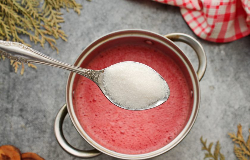 1. Этап. Пастила из арбуза в сушилке: Добавьте в арбузную массу сахар, перемешайте и поставьте на слабый огонь. Доведите все до кипения и варите, мешая, в течение 20 минут.