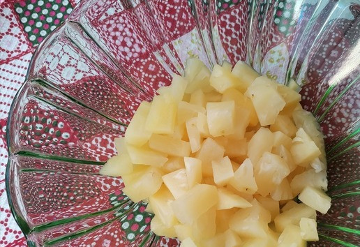 1. Этап. Салат Царица Савская: Ананас откинуть на дуршлаг, чтобы стёк сироп и нарезать крупными кусочками.