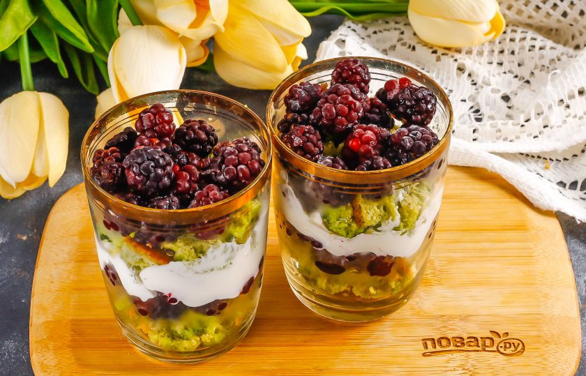 1. Этап. Ягодные трайфлы: Снова выложите бисквит, а на него — ягоды и т.д., пока не закончатся продукты, либо пока не наполнится емкость.