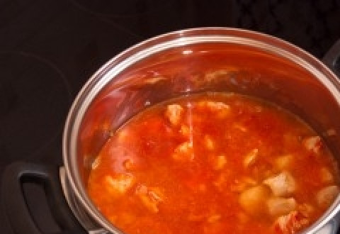 1. Этап. Капуста кислая, тушенная с мясом: В стакане разведите томатную пасту горячей кипяченой водой. Размешайте, чтобы получилось некое подобие томатного сока. Залейте смесью лук с мясом.