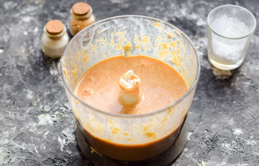 1. Этап. Домашняя колбаса для детей: Взбейте все ингредиенты до однородности.