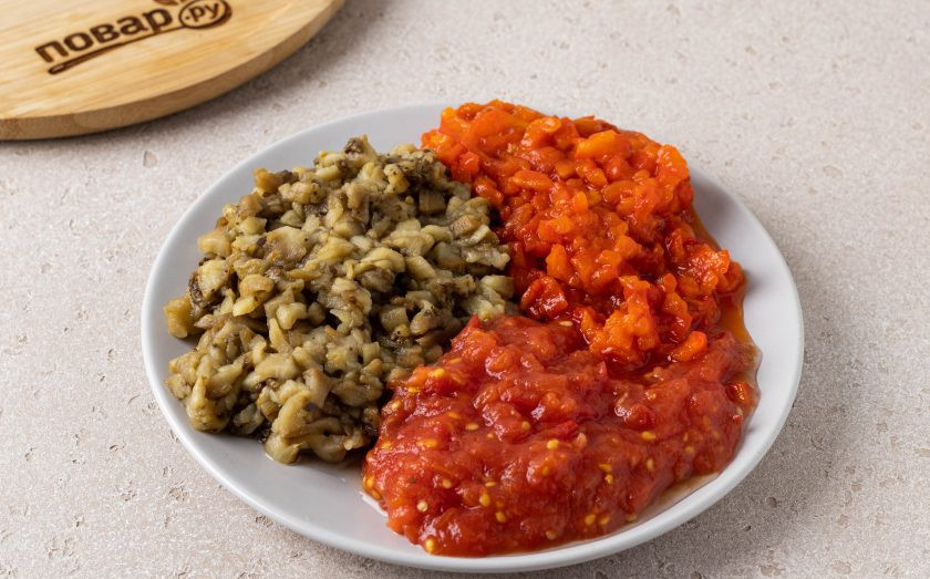 1. Этап. Пинджур: Затем очистите все запечённые овощи и мелко порубите. Если хотите более однородную консистенцию, то пропустите овощи через мясорубку.