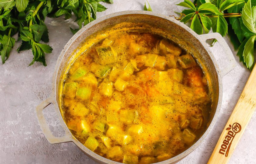 1. Этап. Кабачки в персиковом соке на зиму: Оставьте на 40-50 минут для остывания, за это время кабачки 