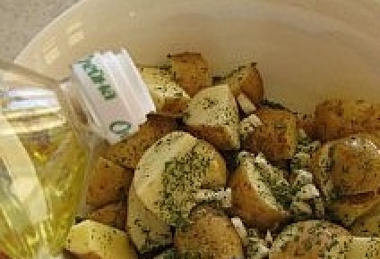 1. Этап. Картофель в рукаве в духовке: Влить масло, перемешать.