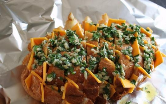 1. Этап. Сырный хлеб с зеленью: Полейте сверху растопленным сливочным маслом с зеленью и чесноком.