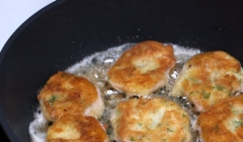 1. Этап. Картофельные биточки: Когда одна сторона биточков зарумянится - можно звать всех домашних к столу. Хотя, я думаю, они уже давно прибежали на вкусный запах:)