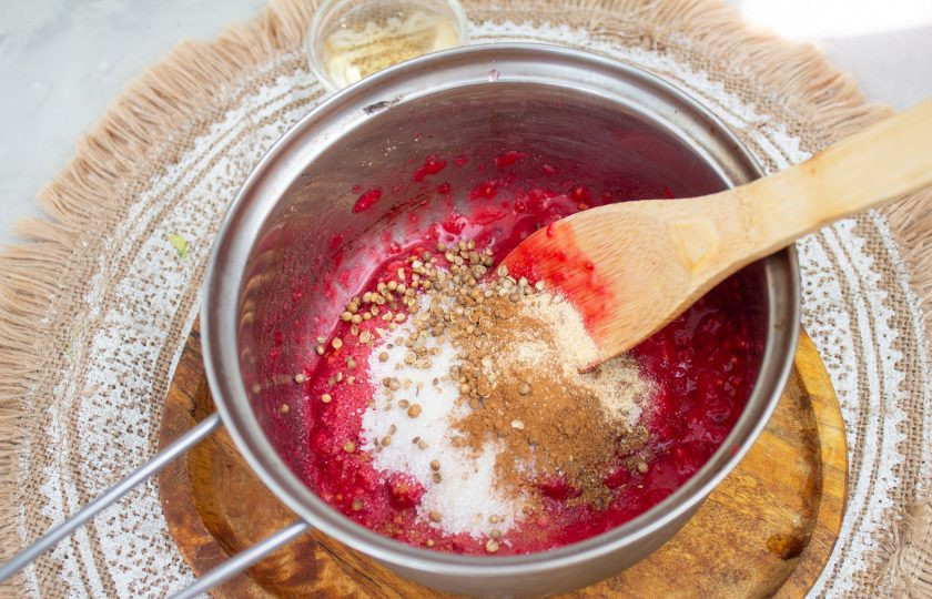 1. Этап. Соус к мясу из красной смородины: К ягодному пюре добавьте соль, сахар и специи. Поставьте на плиту, доведите до кипения и варите помешивая 15-20 минут при слабом нагреве.