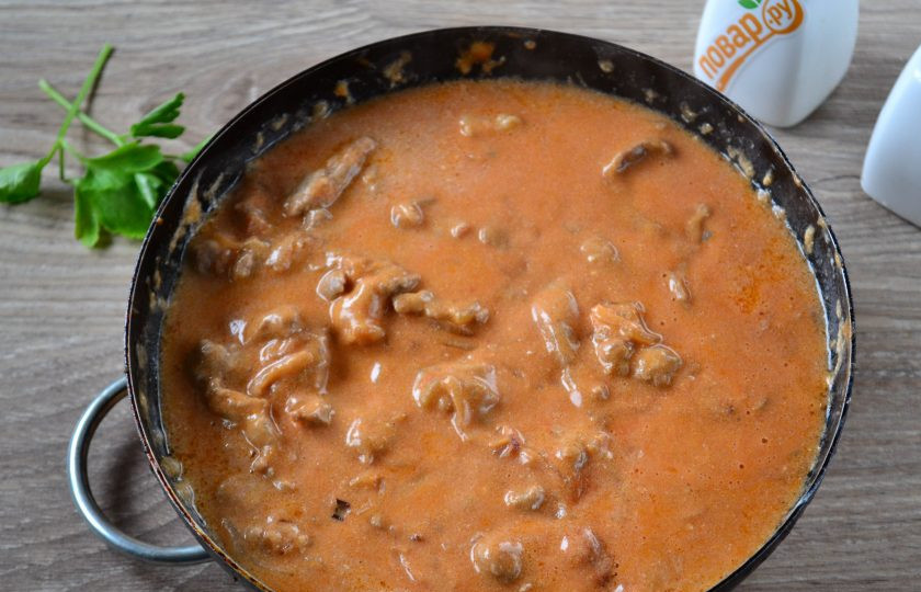 1. Этап. Классический бефстроганов из говядины: 9. Затем добавьте томатную пасту, соль, перец. Перемешайте, накройте крышкой и готовьте на среднем огне в течение 30 минут. Если слишком быстро испарится вся жидкость, можно добавить немного воды или бульона.