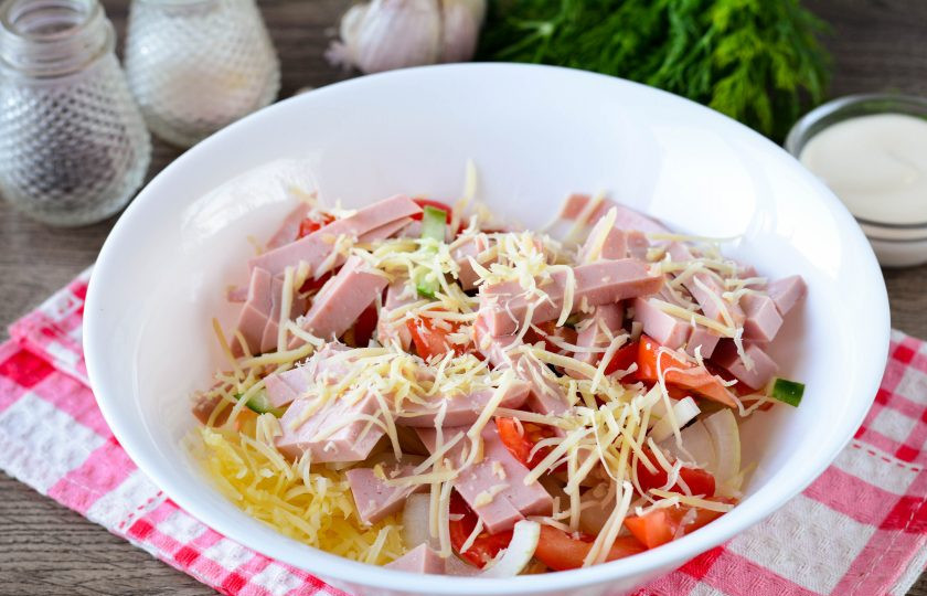 1. Этап. Салат Бахор с колбасой: Перемешайте все нарезанные компоненты.