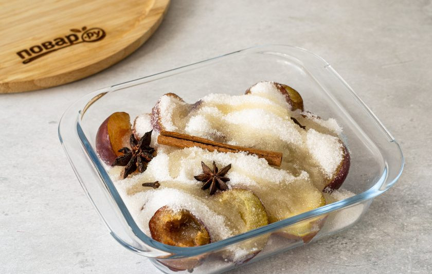 1. Этап. Варенье из сливы с корицей и бадьяном: Полейте апельсиновым соком, добавьте все пряности. Оставьте сливу на 1,5-2 часа, чтобы она выделила сок.