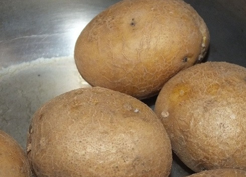 1. Этап. Салат из фасоли консервированной: В первую очередь отварим картофель в кожуре и яйца.