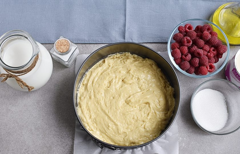 1. Этап. Торт с ягодами: Выложите в подготовленную форму.
