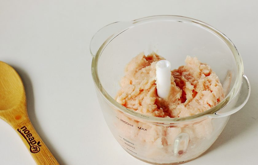 1. Этап. Куриная запеканка ПП: Куриное мясо отделите от костей. Измельчите филе при помощи блендера или мясорубки.