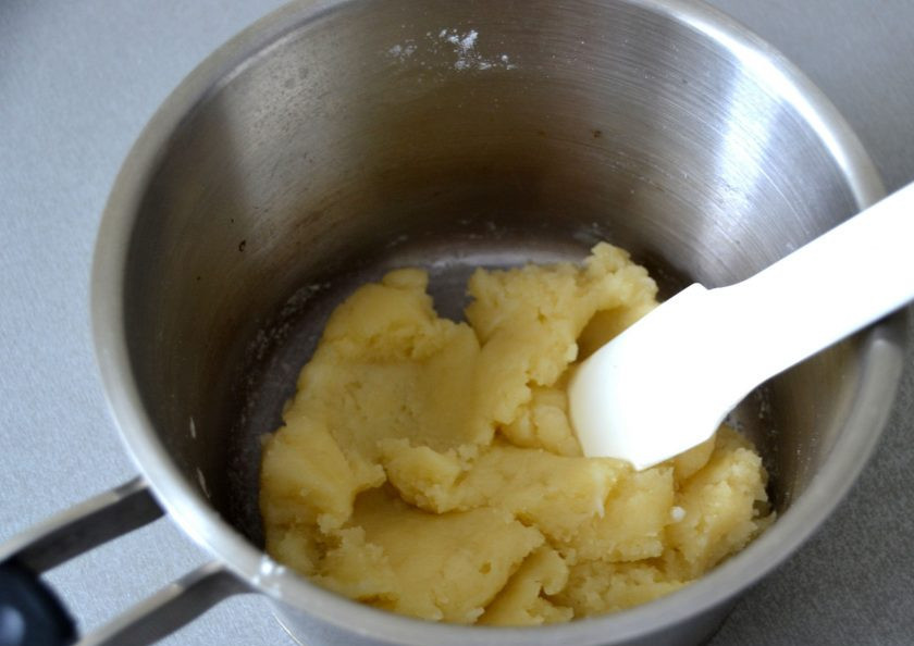 1. Этап. Фисташковые эклеры: Тесто должно собраться в комок и отставать от стенок сотейника.