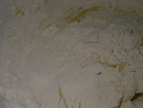 1. Этап. Творожный пирог с бананами: Муку смешиваем с разрыхлителем и добавляем в масляную смесь.