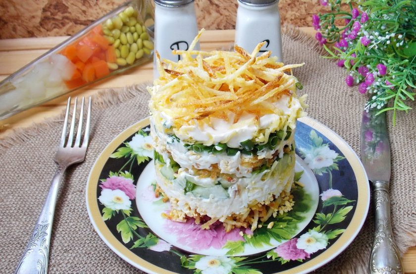 1. Этап. Салат с картофелем пай: Возьмите кольцо для формирования салатов и выкладываете ингредиенты слоями в такой последовательности: картофель пай, яйцо, майонез, сыр, огурец, майонез, картофель пай, яйцо, зеленый лук, майонез, сыр, майонез и последний слой - картофель пай. Аккуратно снимаете кольцо и получается вот такая башенка. Приятного аппетита!