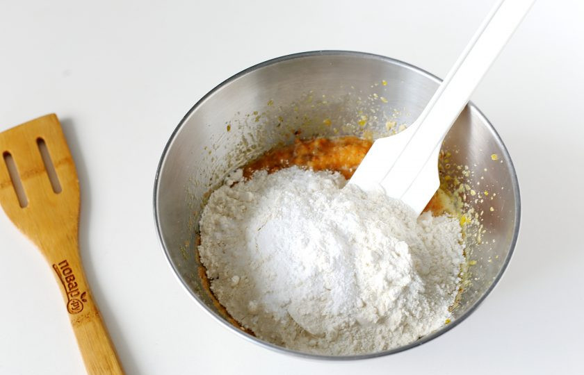 1. Этап. Тыквенно-морковный кекс: Добавьте муку и разрыхлитель. Снова все взбейте.