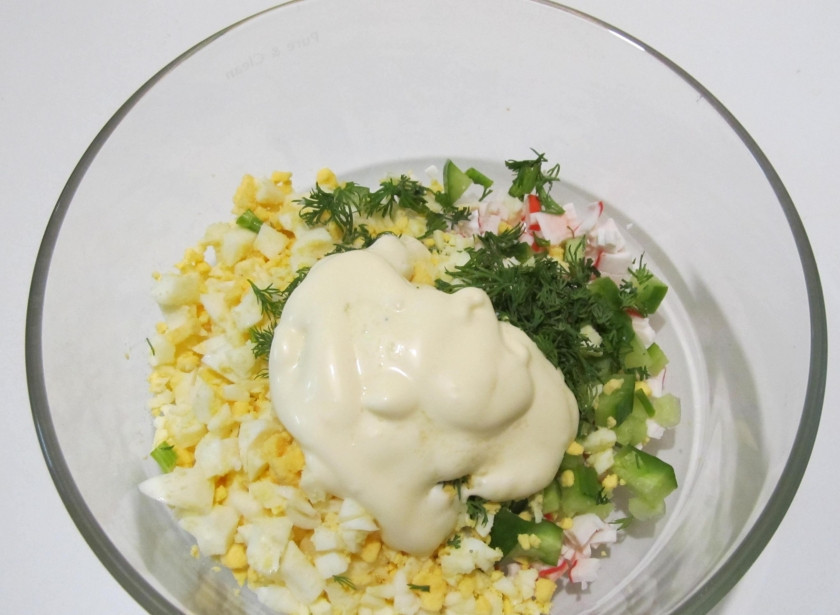 1. Этап. Тарталетки с крабовыми палочками и огурцом: 4. Добавляем майонез и все перемешиваем. У нас получился крабовый салатик. Теперь им начиняем наши тарталетки.