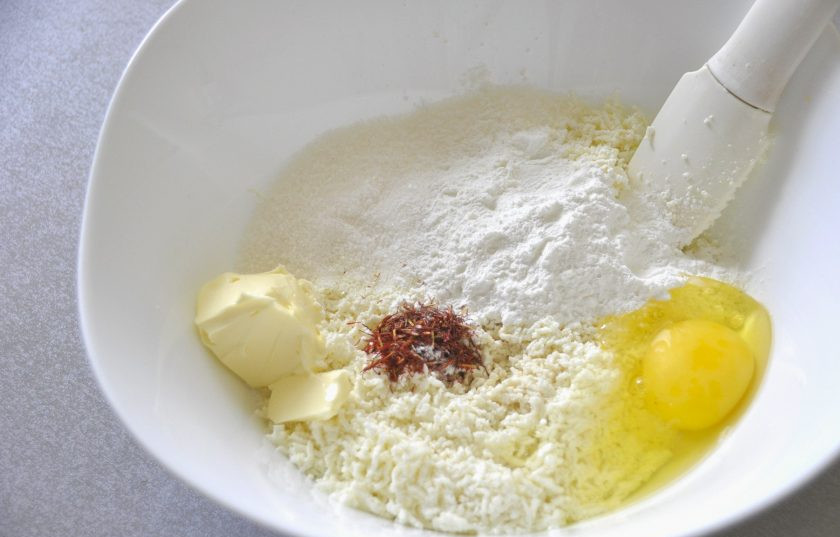 1. Этап. Венский рулет: Добавьте в творог 20 грамм масла, 60 грамм сахара, 1 яйцо, влейте столовую ложку коньяка, всыпьте шафран, крахмал.