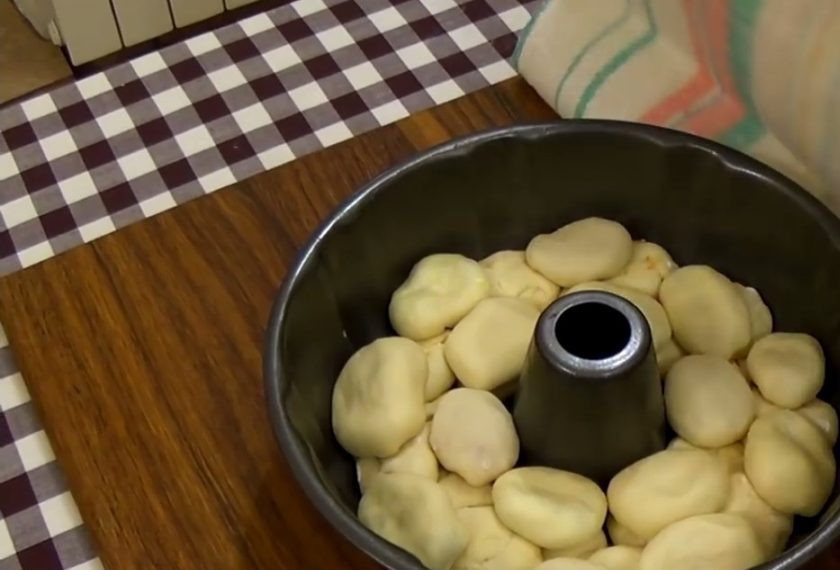 1. Этап. Пирог Трио: 4. Накройте форму полотенцем на 40 минут, чтобы пирожки подошли. Выпекайте в разогретой до 180 градусов духовке 45 минут. Приятного аппетита!